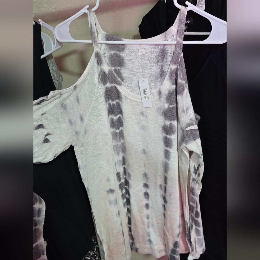 Charming Charlie Gray Tie-Dye Cold Shoulder Tank Top